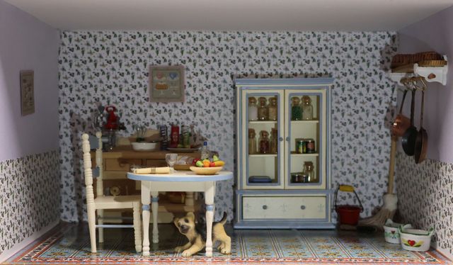Diorama. Composition miniature, dans une vitrine en bois, vitre e...