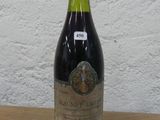 une bouteille de vin posée sur une table