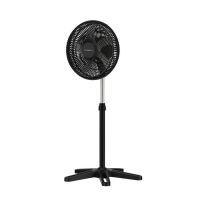 un ventilateur noir posé sur un support, sur fond blanc