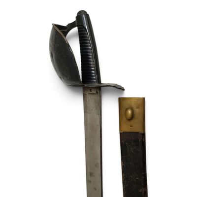 un couteau posé par terre à côté d'un autre couteau