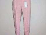 un pantalon rose sur un présentoir à mannequin, muni d'une étiquette