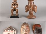 Plusieurs types de masques africains sont exposés sur une table