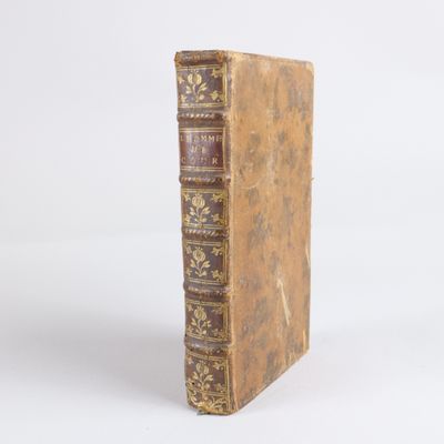 un vieux livre posé sur une surface blanche