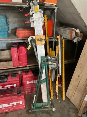un tas d'outils dans un garage, à côté d'une étagère