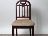 une chaise en bois avec une assise rembourrée de couleur beige clair
