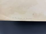 une vieille photo d'une personne tenant un bout de papier sur lequel il y a quelque chose d'écrit