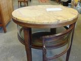 une table en bois avec un plateau en marbre dans une pièce