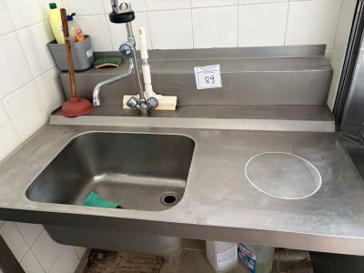 un évier en inox dans une cuisine équipée d'un robinet en métal
