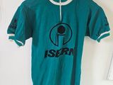 t-shirt vert avec un logo noir et blanc sur la poitrine