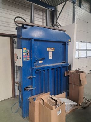 une photo d'une grande machine bleue dans un entrepôt