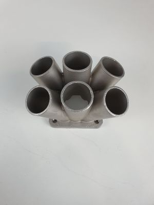 un gros plan d'un support métallique pour tuyau posé sur une surface blanche