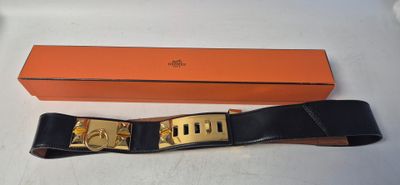 une boîte orange avec une ceinture noire et une boucle dorée