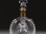 une bouteille en verre à l'ancienne, ornée d'un motif décoratif sur le goulot