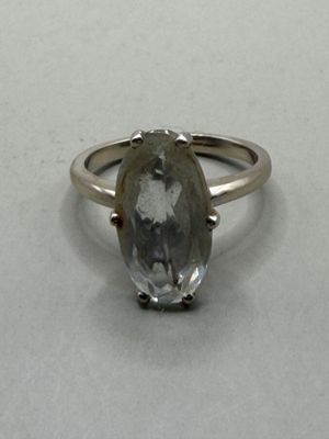 Bague en or gris 750 millièmes sertie d'une pierre blanche o…