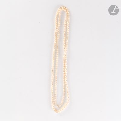 gros plan d'un collier de perles blanches sur une surface blanche