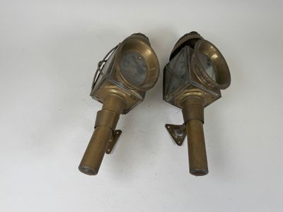 une paire de bouches d'incendie anciennes en laiton sur fond blanc