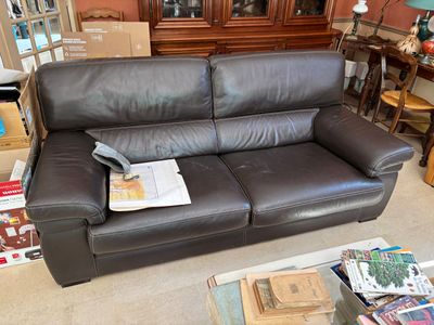 un canapé en cuir marron dans un salon