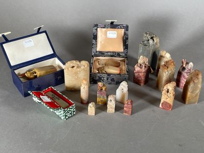 une boîte contenant un grand nombre d'objets différents