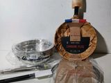 une photo du contenu d'une bouteille de vin et d'un verre à vin