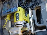 une boîte à outils contenant un marteau, une perceuse et d'autres outils