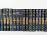une pile de douze livres bleus empilés les uns sur les autres