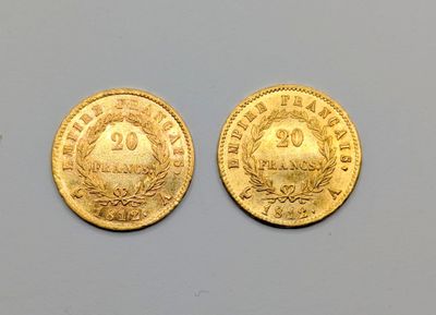 deux pièces d'or posées sur une surface grise