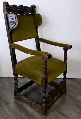 une chaise verte avec une horloge sur le dossier