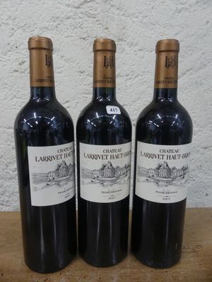 trois bouteilles de vin posées sur une table en bois