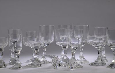 plusieurs verres à vin vides sont alignés sur une surface blanche