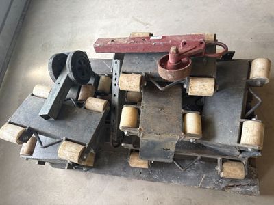 une vieille machine équipée de roues