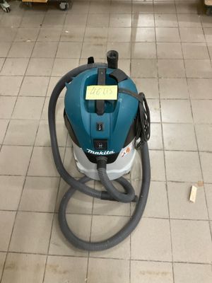 un aspirateur posé sur le sol de la pièce