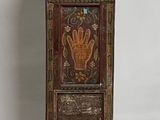 une grande horloge posée à même le sol
