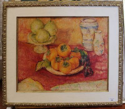 une photo d'un tableau posé sur une table, avec une corbeille de fruits