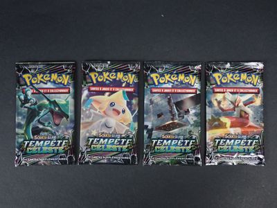 trois paquets de cartes à collectionner Pokémon posés sur une table