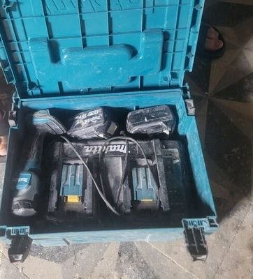 une boîte à outils bleue avec des outils à l'intérieur