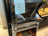 une photo d'un four à pizza professionnel dans un restaurant