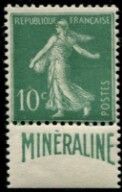 un timbre vert et blanc sur lequel figure une femme