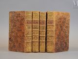 deux vieux livres posés l'un sur l'autre sur une table