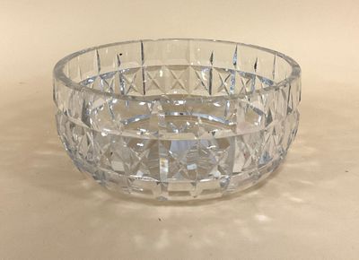 un bol en verre posé sur une table
