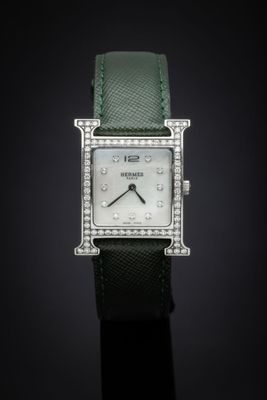 gros plan d'une montre sur fond noir
