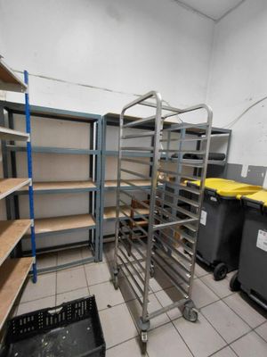 une pièce avec des étagères et des bacs au milieu