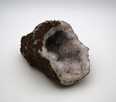 un petit morceau de roche renfermant un gros morceau de roche