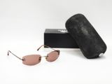 des lunettes de soleil dans un étui noir et une paire de lunettes de soleil marron