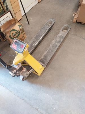 une photo d'un chariot élévateur dans un entrepôt