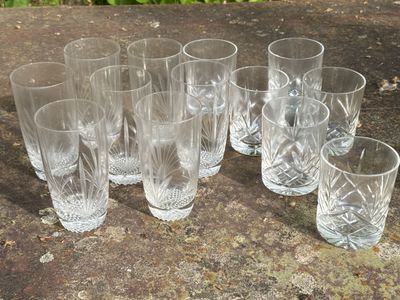 un grand nombre de verres posés sur une table