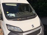une camionnette blanche garée sur le bord de la route
