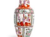 un vase posé sur un support sur une surface blanche