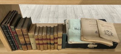 une étagère contenant beaucoup de livres