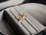 une paire de boucles d'oreilles rangées dans un étui