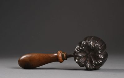 une cuillère en bois ornée d'une fleur, posée sur une table